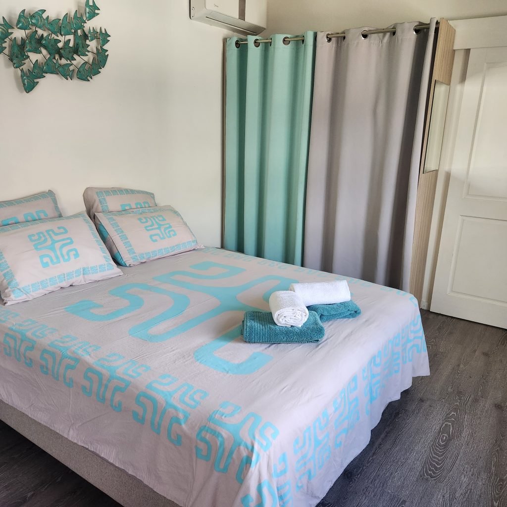 Un lit avec surmatelas de 160