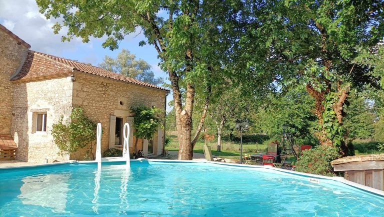 Jolie maison de campagne avec piscine privée entre Lot-et-Garonne et Dordogne